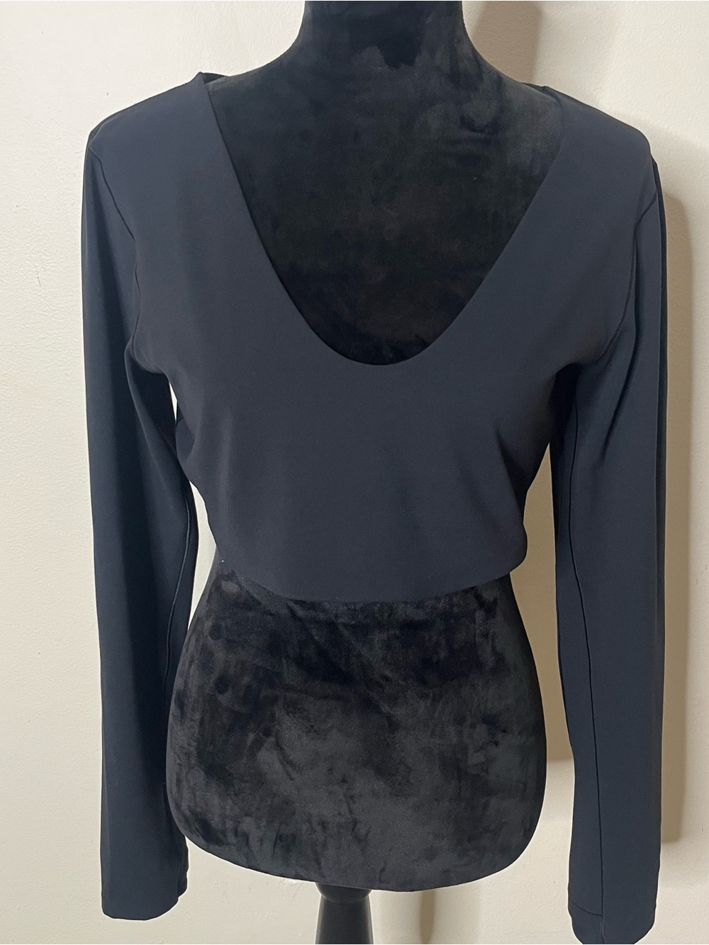 Athleta Women’s Black Transcend Scoop Neck Long Sleeve Thumb Hole Cropped Tee L